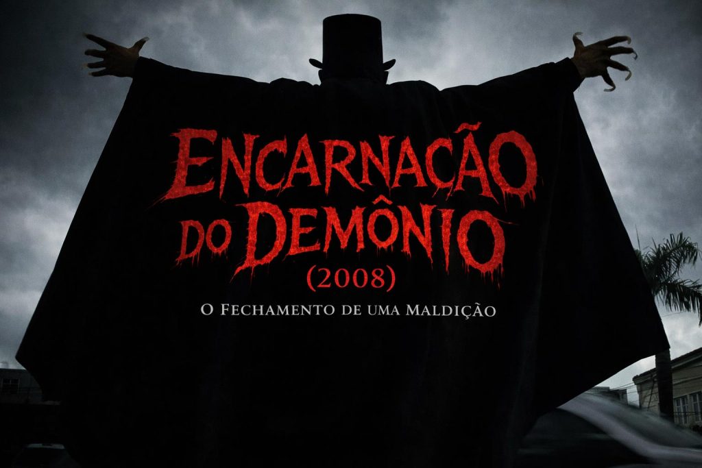 Silhueta sombria de homem com cartola e capa aberta sob céu nublado com título Encarnação do Demônio (2008) em letras vermelhas de terror e subtítulo O Fechamento de uma Maldição