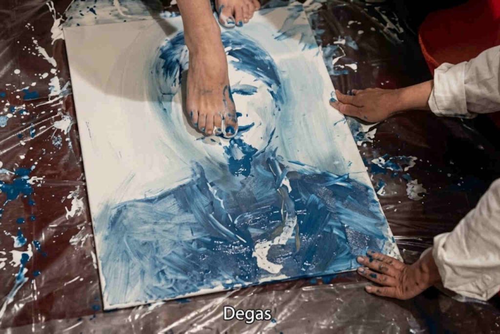 Luiz Antônio Gasparetto realizando pintura mediúnica com os pés em transe, estilo Degas.