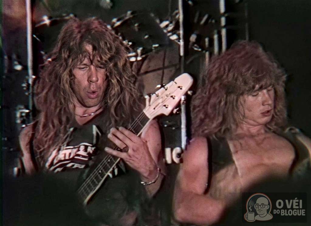 Frame de show do Metallica nos anos 80 com James Hetfield e Dave Mustaine dividindo o palco no início do thrash metal.
