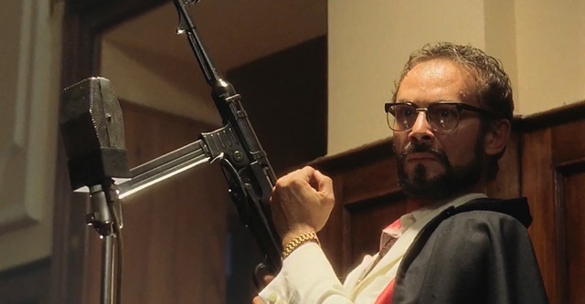 José Wilker no filme O Homem da capa preta e sua metralhadora Lurdinha