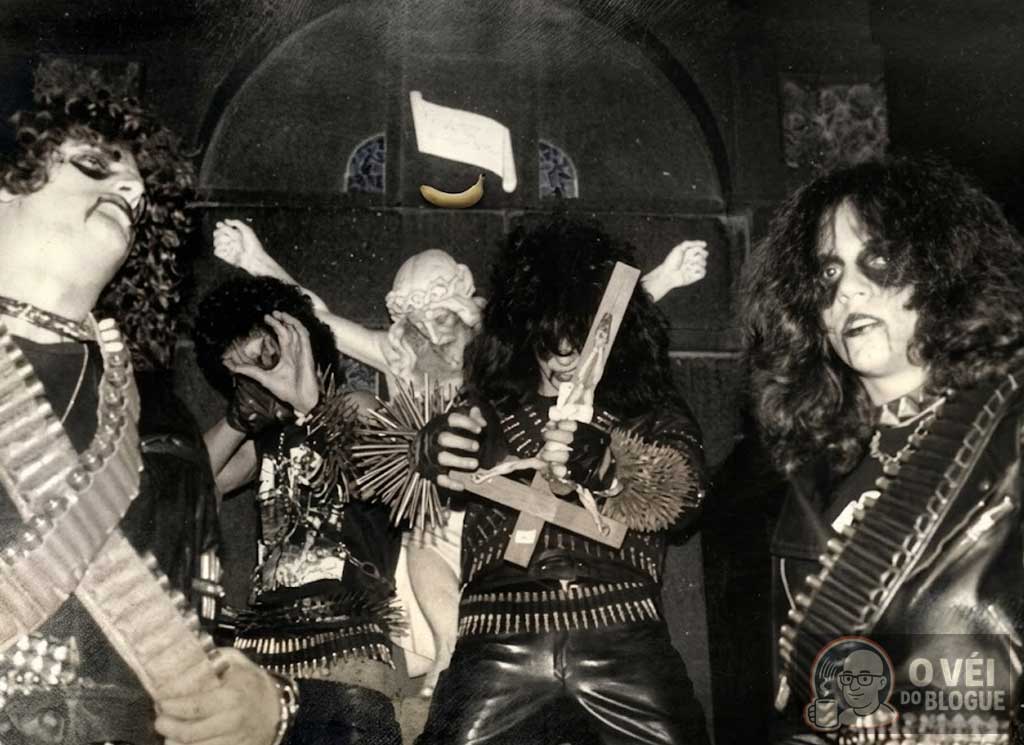 Banda brasileira de black metal Sarcófago nos anos 80, com corpsepaint, jaquetas de couro e cruzes invertidas, em cenário sombrio.