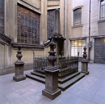 Tumba de Júlio Frank em um dos pátios internos da Faculdade de Direito do Largo de São Francisco.