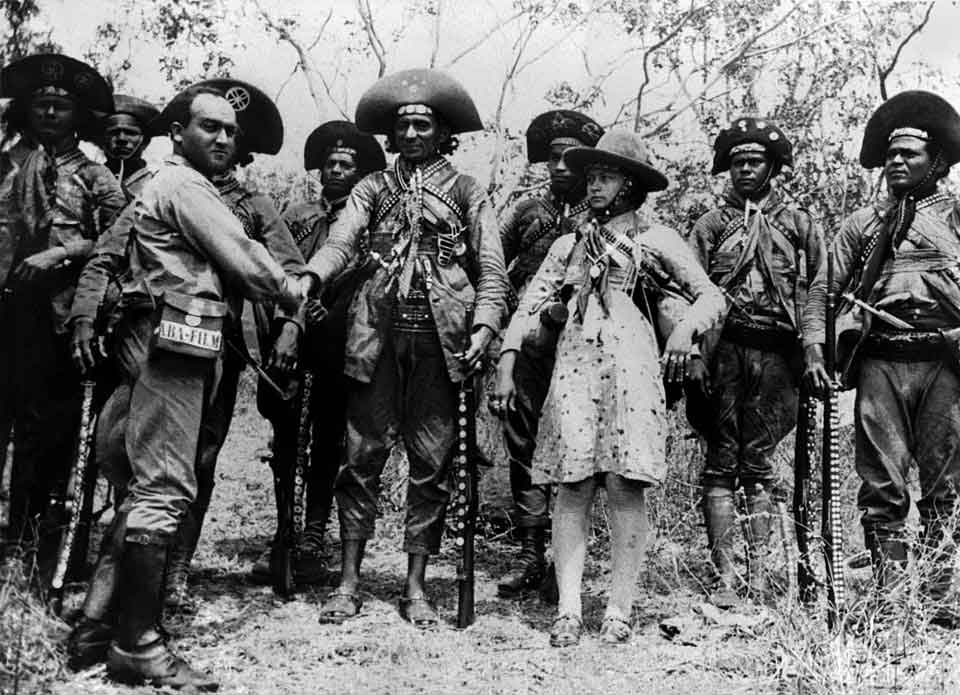Retratos do cangaço - O encontro de Abrahão com o bando de Virgulino, em foto tirada pelo cangaceiro Juriti. Da esquerda para a direita: Vila Nova, não identificado, Luís Pedro, Benjamin Abrahão (à frente), Amoroso, Lampião, Cacheado (ao fundo), Maria Bonita, não identificado